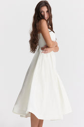 Vestido midi ajustado y acampanado con escote redondo, tirantes finos y bolsillos - Blanco